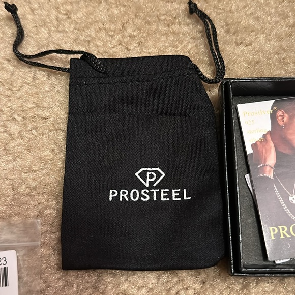 Women’s initial necklace - Picture 10 of 11